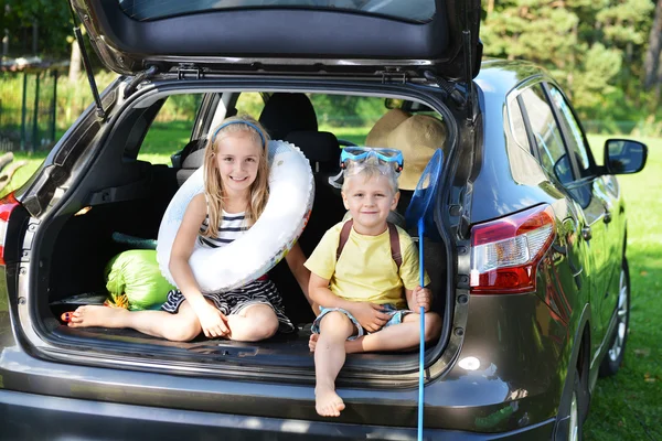 Meisje en broer in auto — Stockfoto