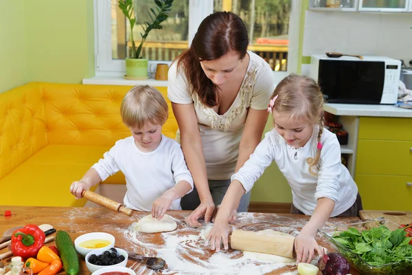 La madre con bambini prepara la pasta Foto Stock Royalty Free