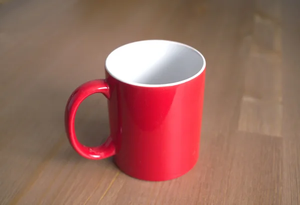 Червоний порожній чай або чашки кави на дерев'яному фоні крупним планом — стокове фото