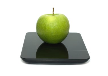 Mutfak üzerinde yeşil elma izole closeup ölçekler