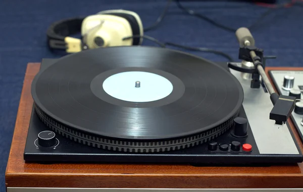 アナログのステレオのターン テーブル ビニール レコード プレーヤー — ストック写真 © vittore 76833459