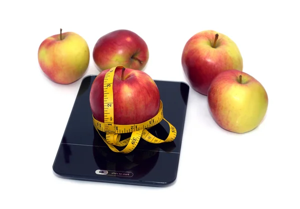 Zralé jablko, kuchyňské váhy a Měřické samostatný záběr — Stock fotografie