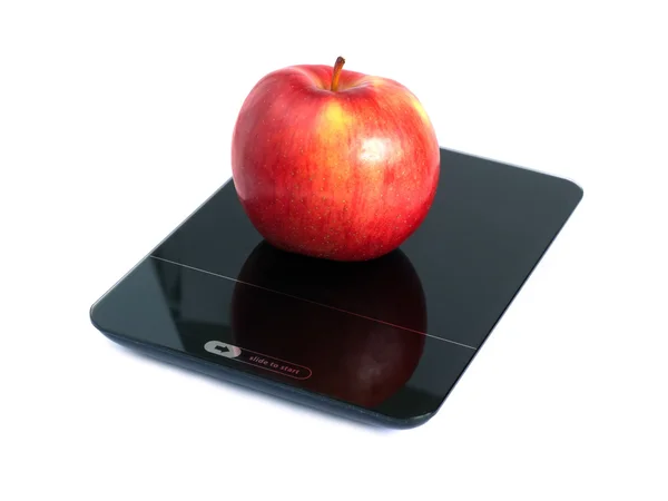Rött äpple på kök skalor isolerade på vit närbild — Stockfoto