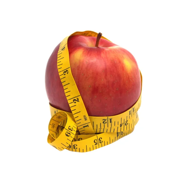 Rode appel met meten tape geïsoleerd closeup — Stockfoto