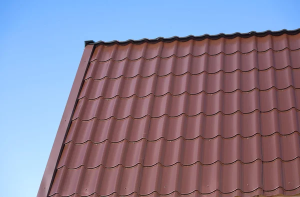 Casa tetto da mattonelle di metallo marrone primo piano — Foto Stock