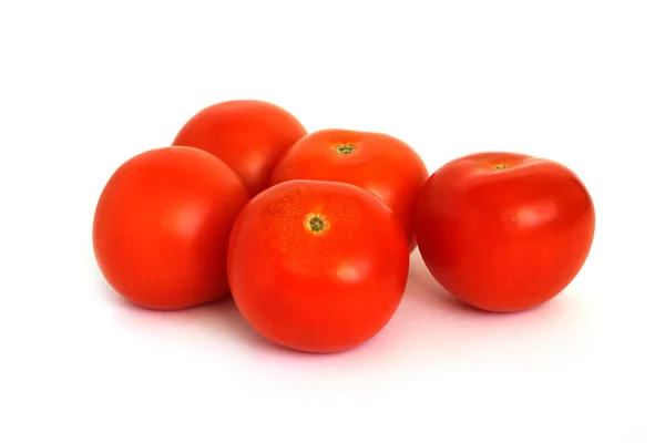 Tomates rouges mûres isolées sur blanc — Photo