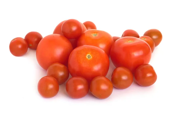 De nombreuses tomates rouges mûres isolées sur du blanc — Photo