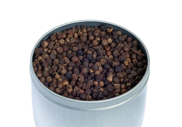 Frasco cheio de grãos de pimenta preta isolado em branco — Fotografia de Stock