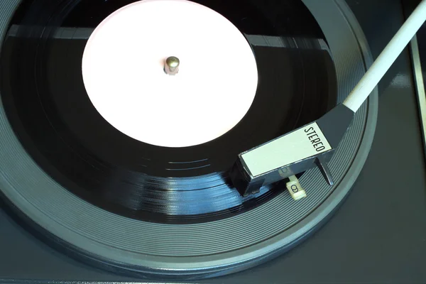 Vintage platenspeler met vinyl record bovenaanzicht closeup — Stockfoto