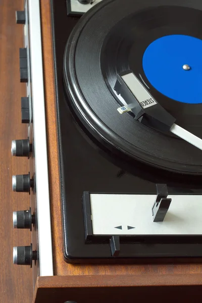 Vintage turntable with vinyl record top view closeup — Stock Photo, Image