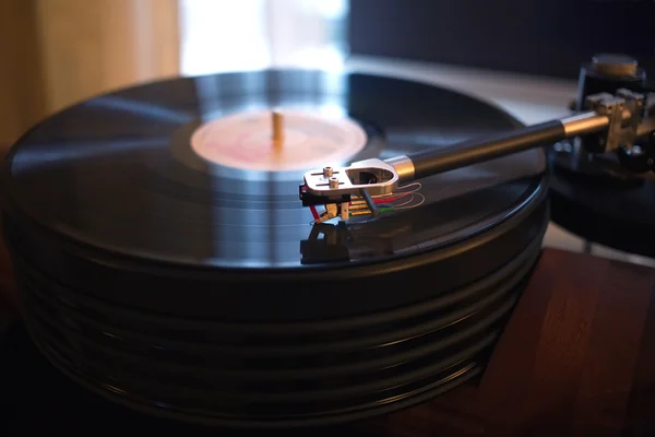 Giradiscos vintage tocando disco de vinilo — Foto de Stock