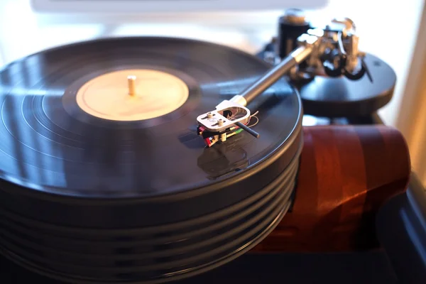 Vintage platenspeler spelen vinyl record — Stockfoto