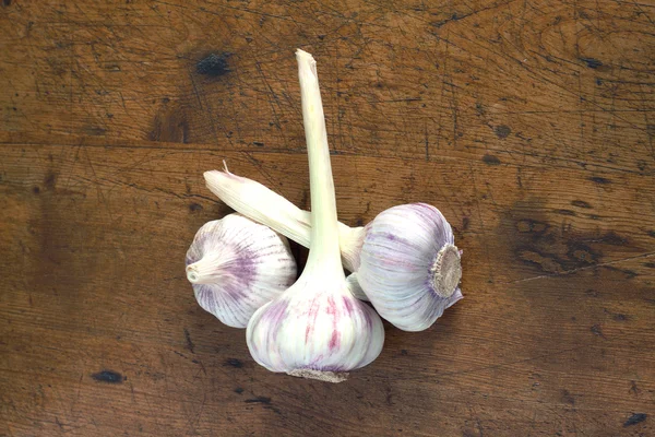 Garlic heads on wooden background close-up — Stock Photo, Image