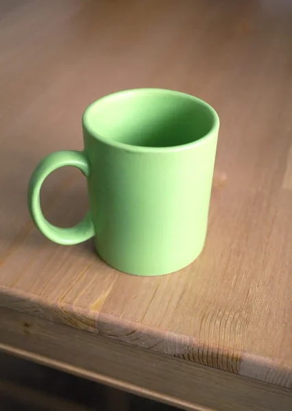 Зелений порожній чай для чашок кави на дерев'яному столі крупним планом — стокове фото