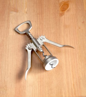 Şişe burgulu ahşap arka plan üzerinde