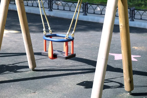 Altalena per bambini nel parco cittadino — Foto Stock