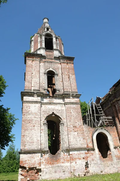 Église chrétienne russe de briques rouges ruines photo verticale — Photo