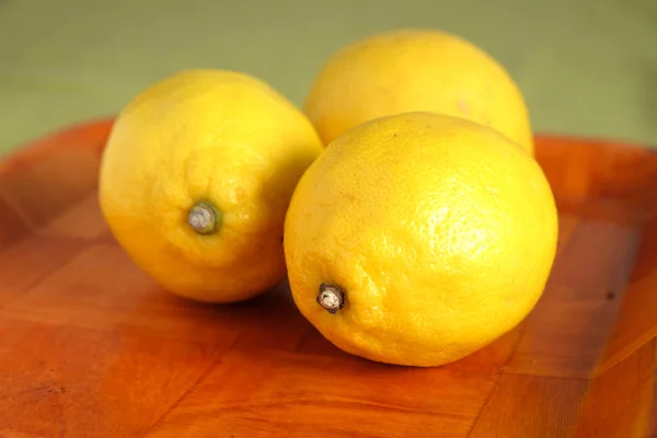 A barna tálca három érett citrom-val csendélet — Stock Fotó