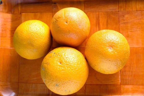 黒いトレイに 3 つ熟したおいしいオレンジのある静物 — ストック写真