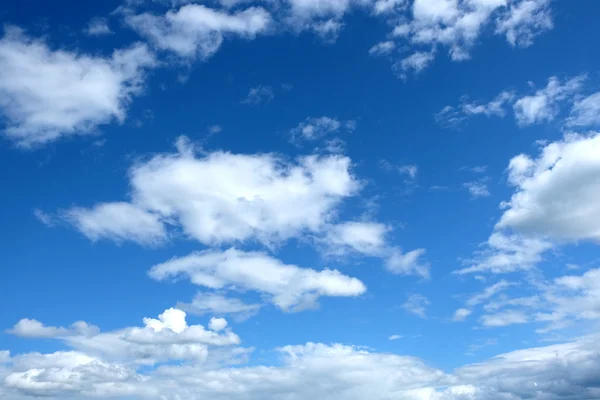 Paisagem com nuvens brancas no céu azul claro — Fotografia de Stock