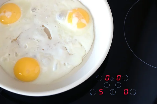 Drie smakelijk gebakken eieren in de pan — Stockfoto