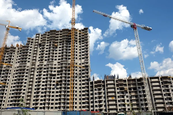 Construction d'immeubles d'appartements modernes en cours — Photo