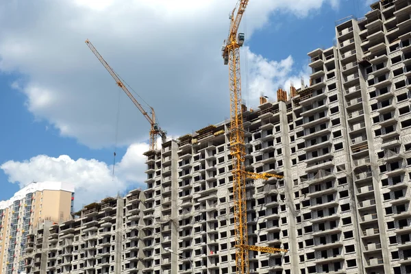 Construção de edifícios de apartamentos modernos em processo — Fotografia de Stock