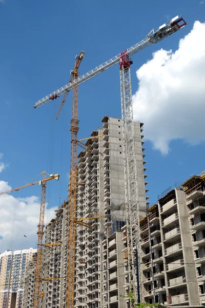 Edificios de apartamentos modernos construcción en proceso —  Fotos de Stock