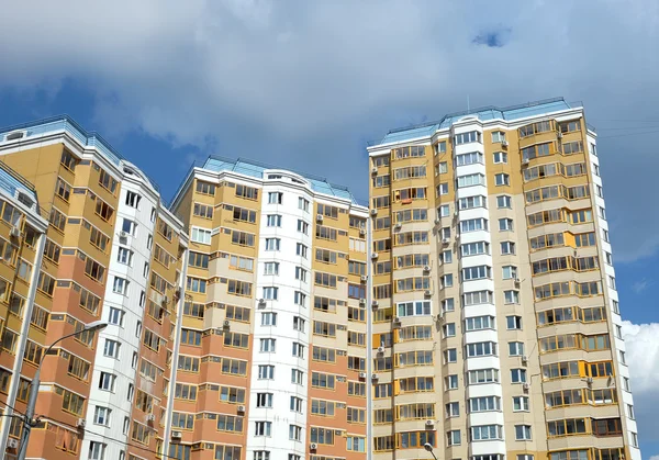 Seção superior de edifícios de apartamentos modernos — Fotografia de Stock