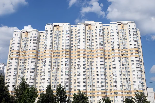 Fachada del moderno edificio de apartamentos — Foto de Stock