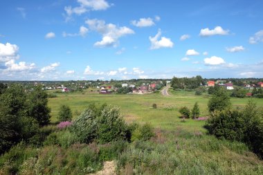 Güzel kırsal kırsal manzara evleri tepelerde ile