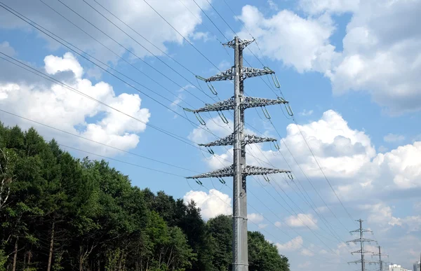 Högspännings-power line grå metall rekvisita — Stockfoto