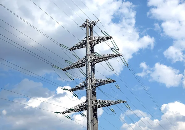 Högspännings-power line grå metall prop — Stockfoto