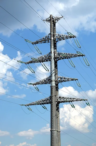 Yüksek voltajlı güç hattı gri metal pervane — Stok fotoğraf