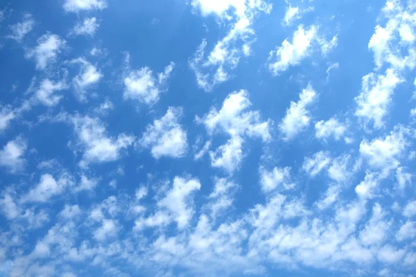 Beau paysage avec des nuages blancs sur ciel bleu clair — Photo