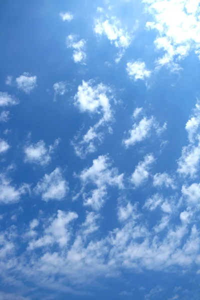 Bela paisagem com nuvens brancas no céu azul claro — Fotografia de Stock