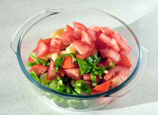 Ensalada vegetariana de verduras frescas en primer plano de vidrio —  Fotos de Stock