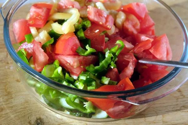 Ensalada vegetariana de verduras frescas en primer plano tazón de vidrio —  Fotos de Stock