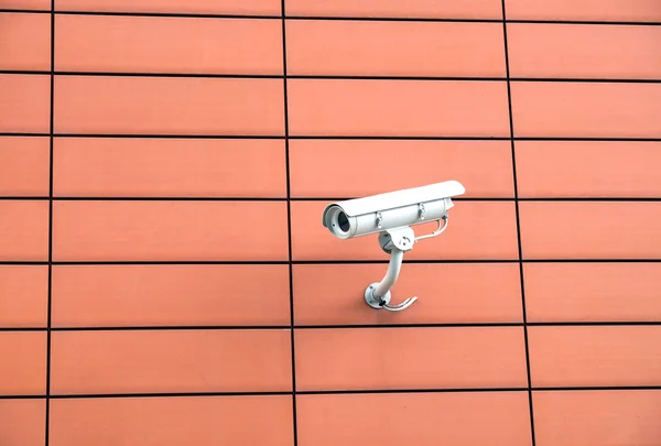 Cámara de seguridad en pared naranja — Foto de Stock