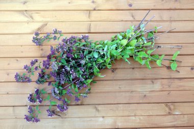 Ahşap zemin üzerine nane buket