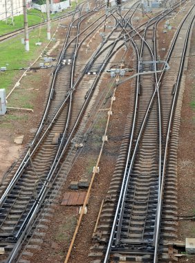 raylar üzerinde beton uyuyanlar, oklar ve izleme donanımları