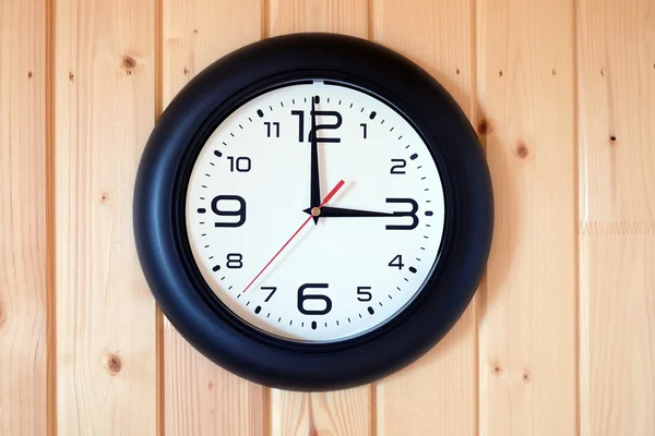 Grande relógio de parede redonda isolado na parede de madeira close-up — Fotografia de Stock