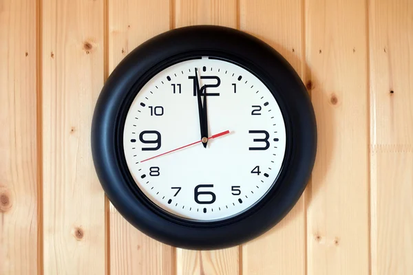 Большие круглые часы, изолированные на деревянной стене крупным планом — стоковое фото