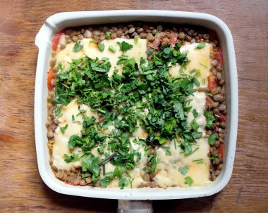 Peynir ve domates ile üst görünümden pişmiş lezzetli mercimek