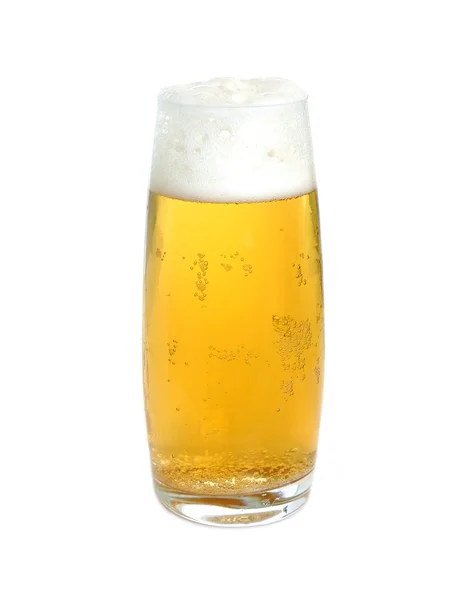 Vaso de cerveza fría de ámbar aislado en blanco — Foto de Stock