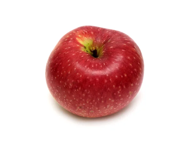 Большое спелое красное яблоко, изолированное на белом — стоковое фото