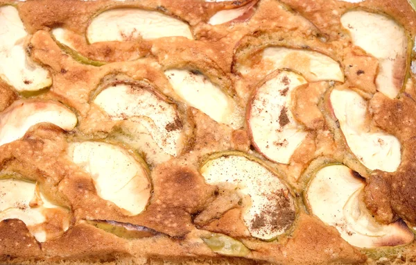 Torta saborosa cozida com maçãs fatiadas e canela — Fotografia de Stock