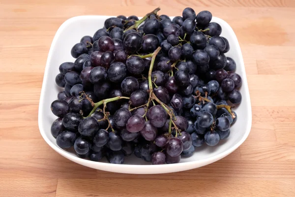 Cachos de uva madura em taça branca closeup — Fotografia de Stock