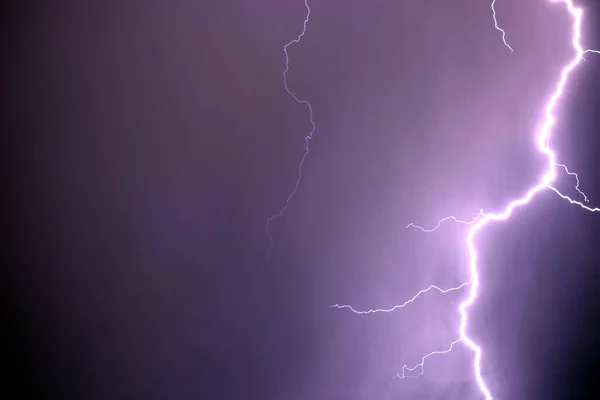 Nombreux Éclairs Brillants Déchargent Dans Ciel Mauve Orageux Sous Lourds — Photo