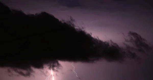 在阴沉沉的雨天 许多明亮的闪电从巨大的黑色风暴云中释放出来 — 图库照片
